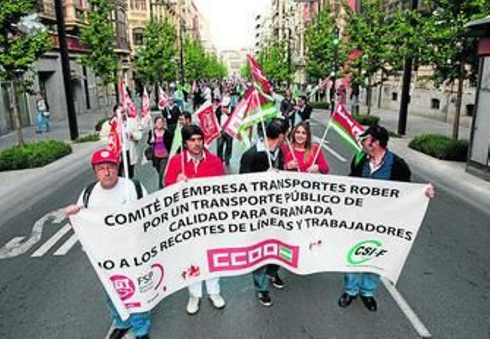 Los trabajadores de la empresa se manifiestan cada viernes. Los trabajadores de la empresa se manifiestan cada viernes.