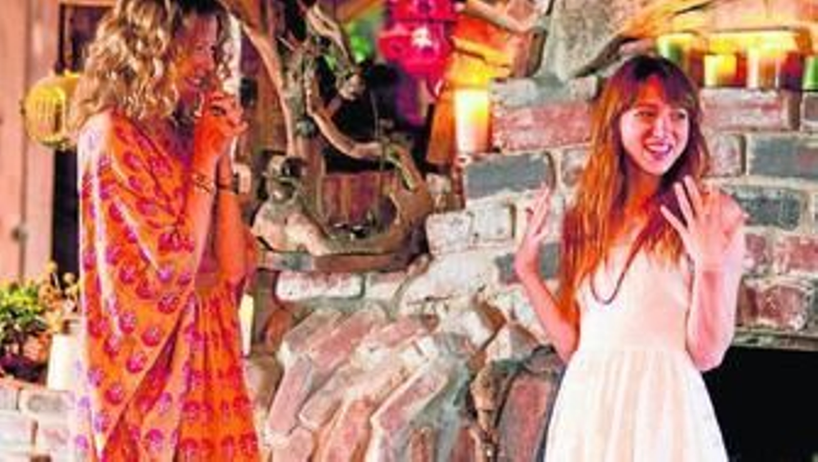 Zoe Kazan (derecha), sobrada de morisquetas en esta cinta, junto a Annette Benning.