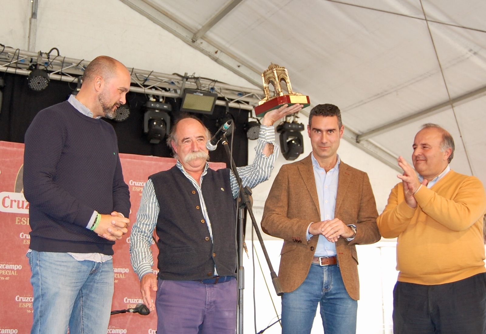 Antonio Miguel López 'Willy', con el trofeo entregado por Cruzcampo