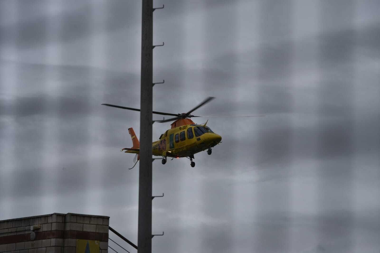 Traslado del pequeño en helicóptero.