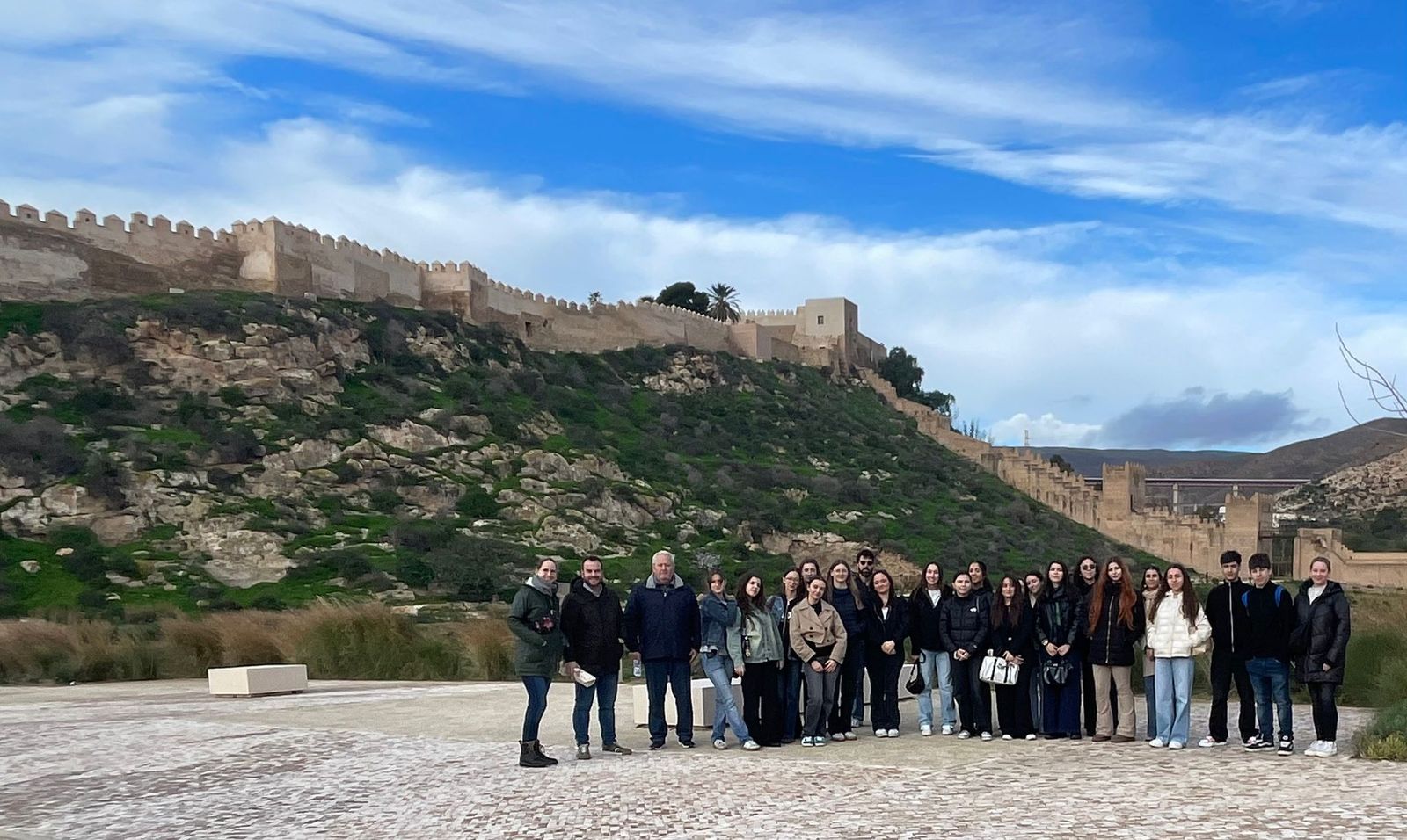 Profesores y estudiantes almerienses y alemanes a los pies de la Alcazaba.