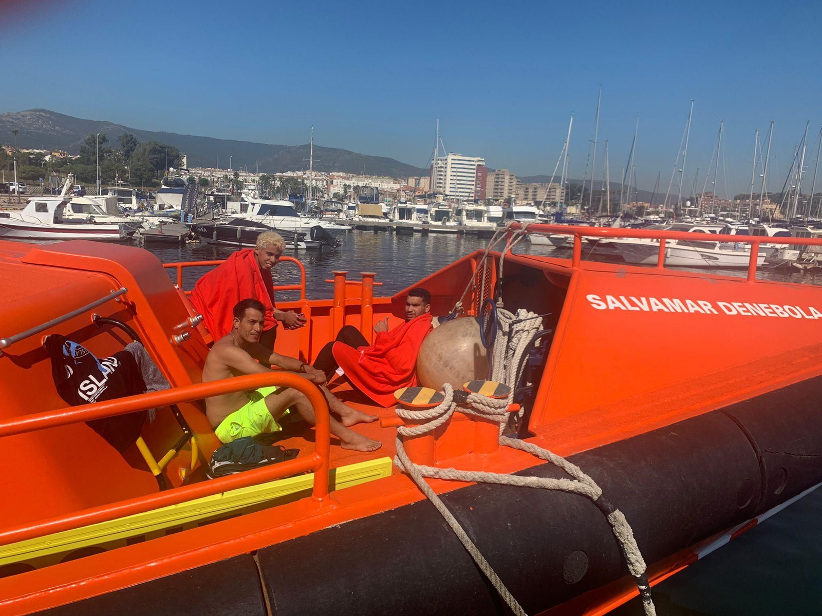 Los tres migrantes rescatados por Salvamento Marítimo