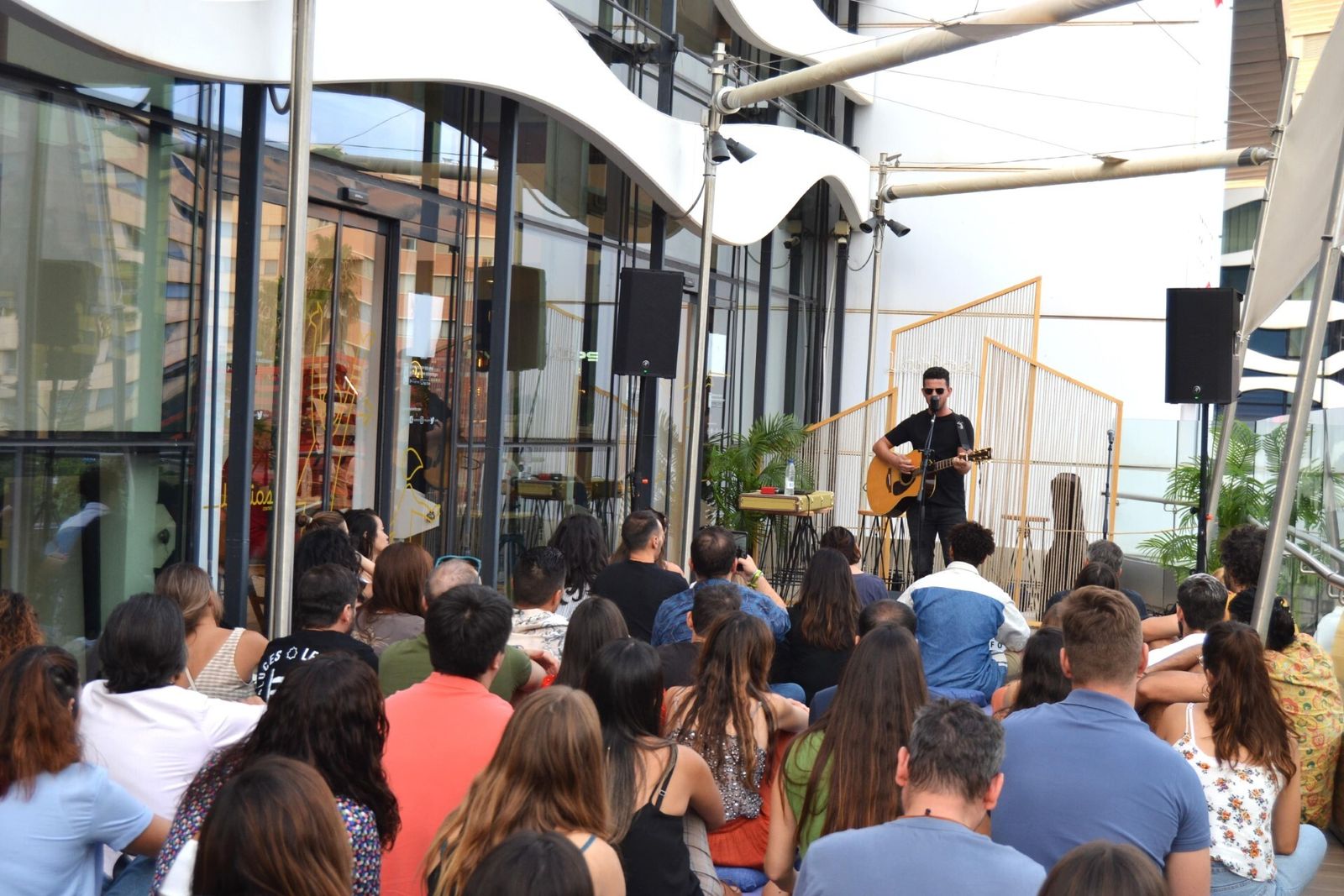 Uno de los conciertos de 'Momentos Sonoros' organizados por Larios Centro y Sofar Sounds Málaga