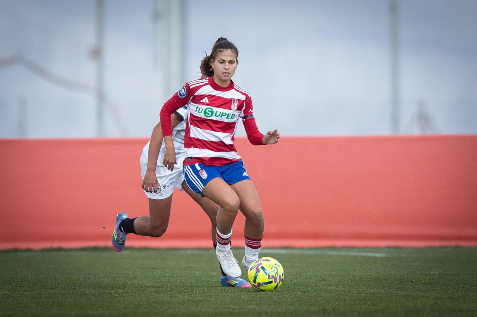 Laura Pérez conduciendo un ataque de las rojiblancas ante el DUX.