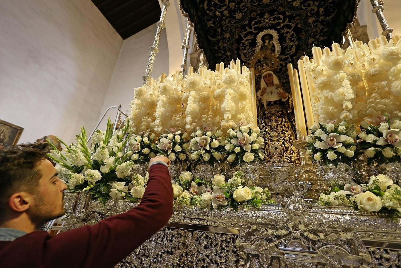 Colocación de flores en el paso de la Virgen de la Hiniesta. Colocación de flores en el paso de la Virgen de la Hiniesta.