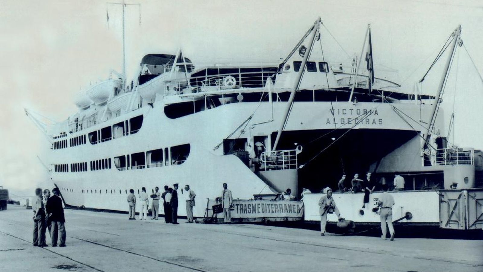El trasbordador 'Victoria' atracado en el muelle de la Galera en el año 1956