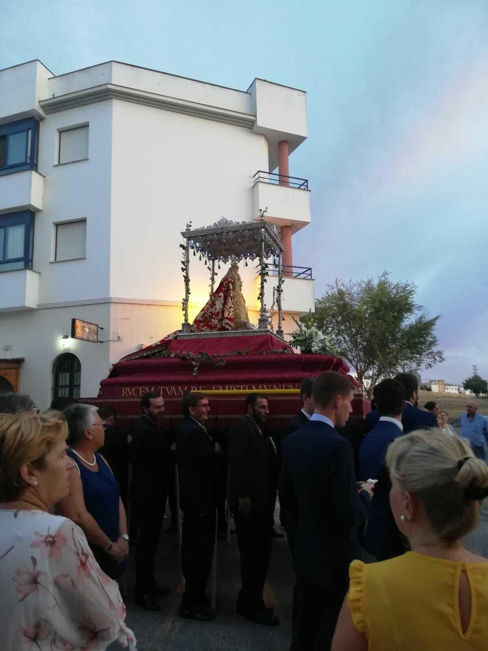Procesión de la Virgen de las Montañas por el barrio de la Coronación