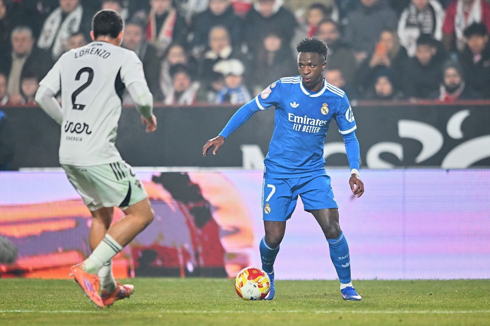 Vinícius controla un balón en el partido contra el Albacete.
