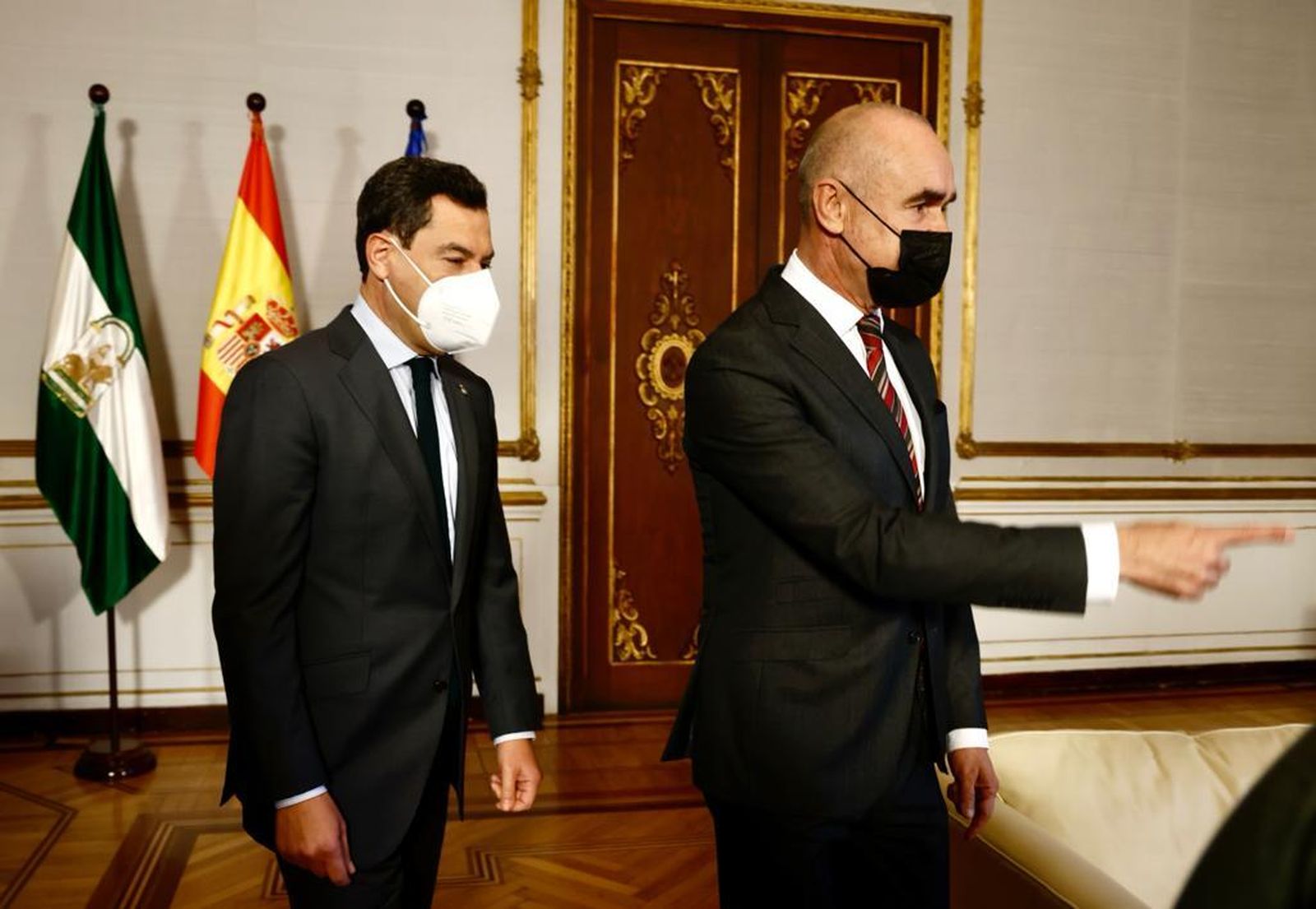 El alcalde de Sevilla, Antonio Muñoz, y el presidente de la Junta, Juanma Moreno, en el inicio de su reunión en San Telmo.