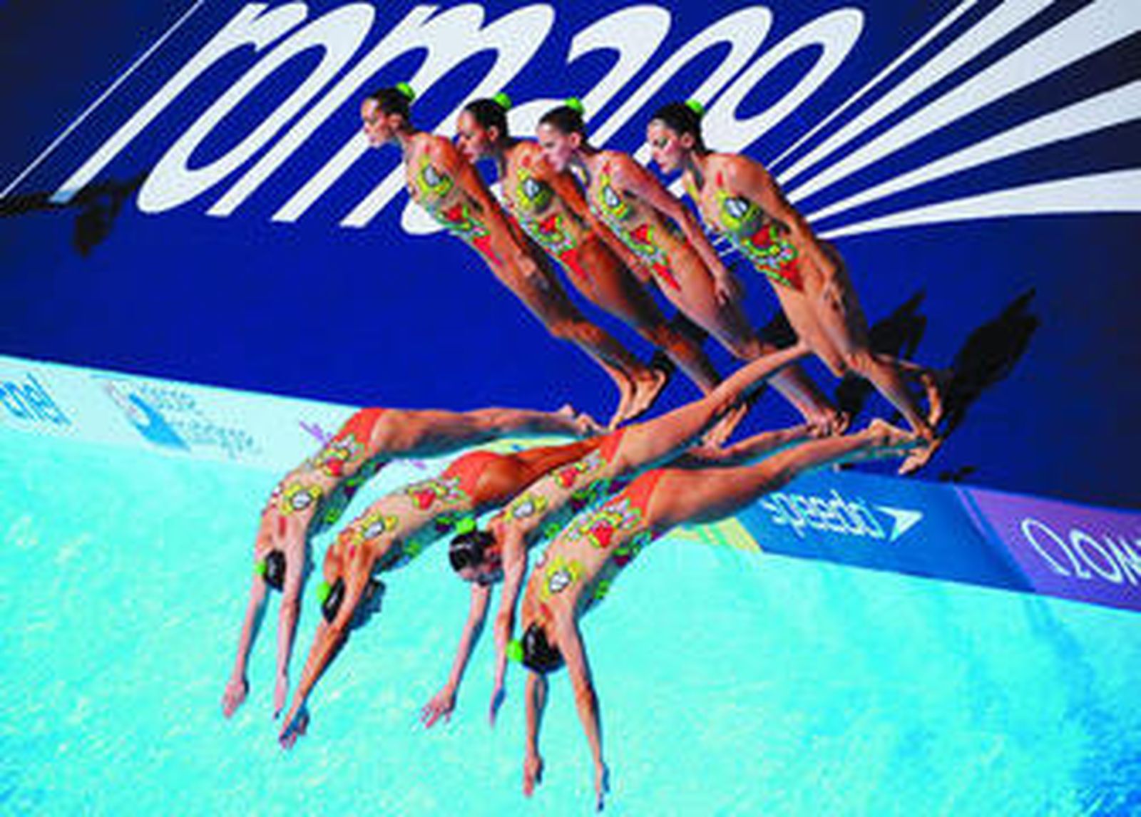 El equipo español de sincronizada se lanza a la piscina para realizar su ejercicio.