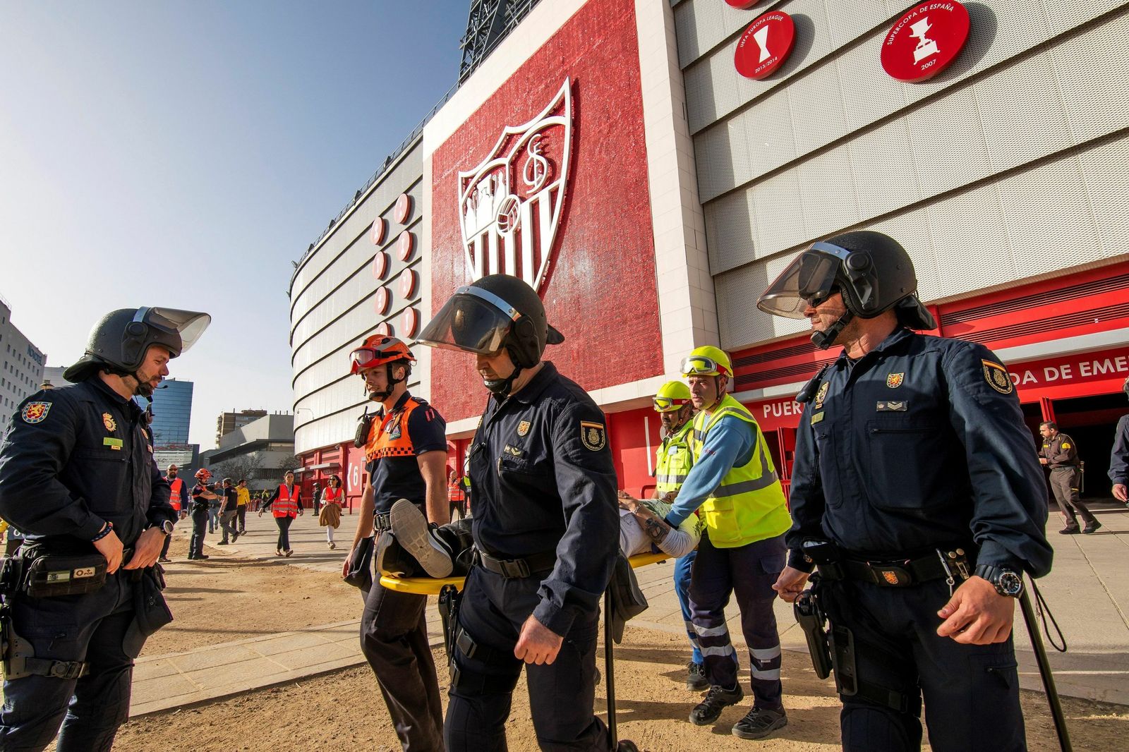 Agentes de Policía, delante del Sánchez-Pizjuán durante un simulacro de evacuación reciente.