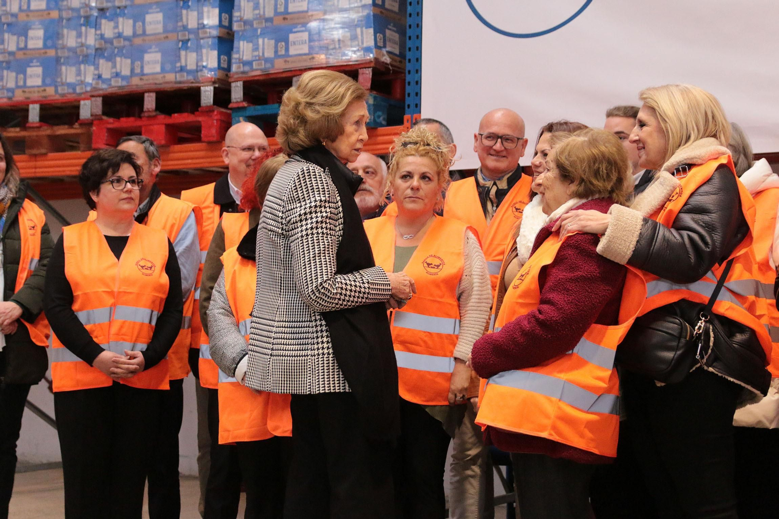 La Reina Sofía visita el Banco de Alimentos de Almería