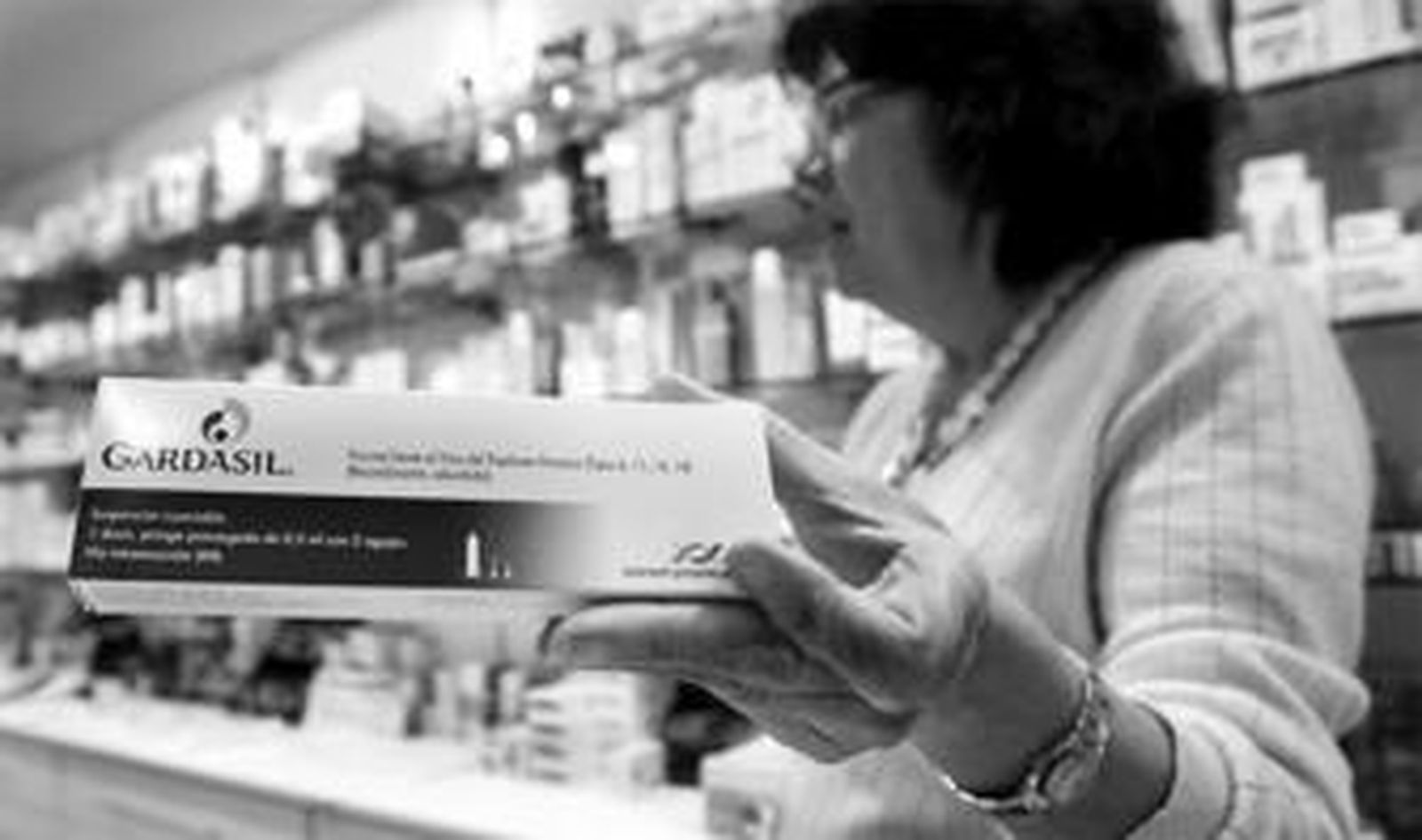 Una farmacéutica de Málaga muestra la caja de la vacuna contra el cáncer de cuello de útero.