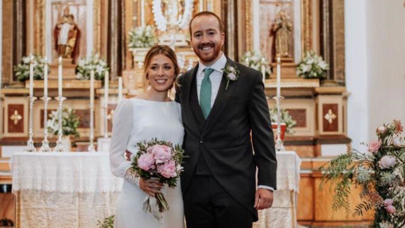 El nuevo matrimonio Javier Medina Aparicio y Ana Andrés Moreno, tras finalizar la ceremonia religiosa.