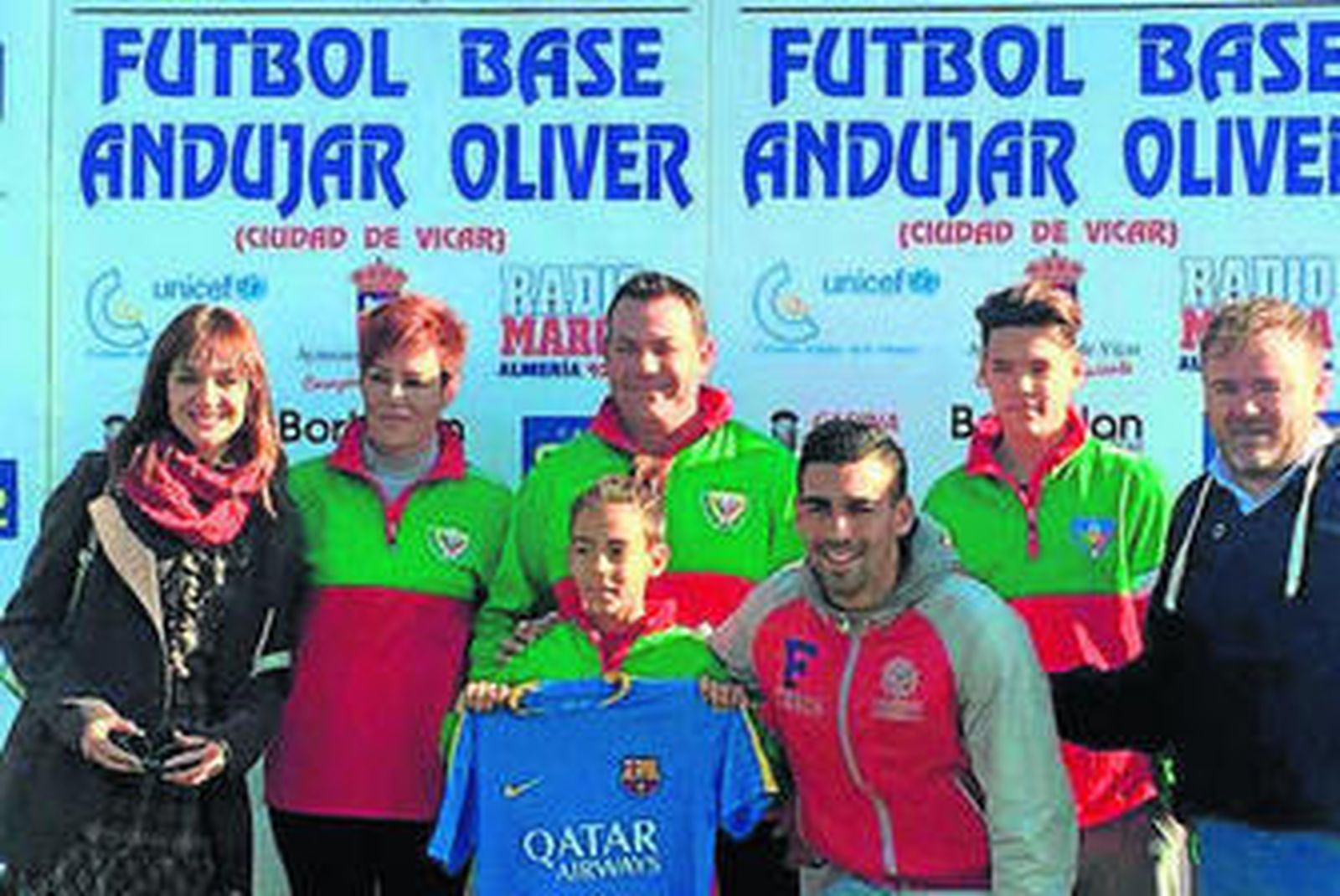 Mayores y pequeños disfrutan de una jornada de deporte y diversión