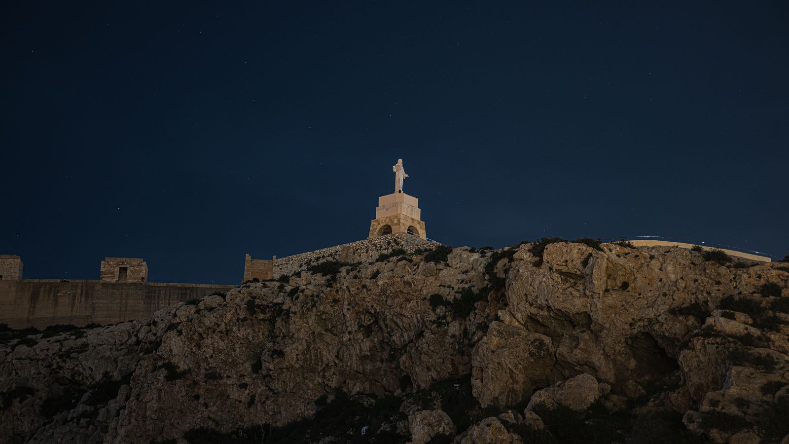 El monumento al Sagrado Corazón se sumó al gesto simbólico 'La hora del planeta' apagando sus luces ornamentales.