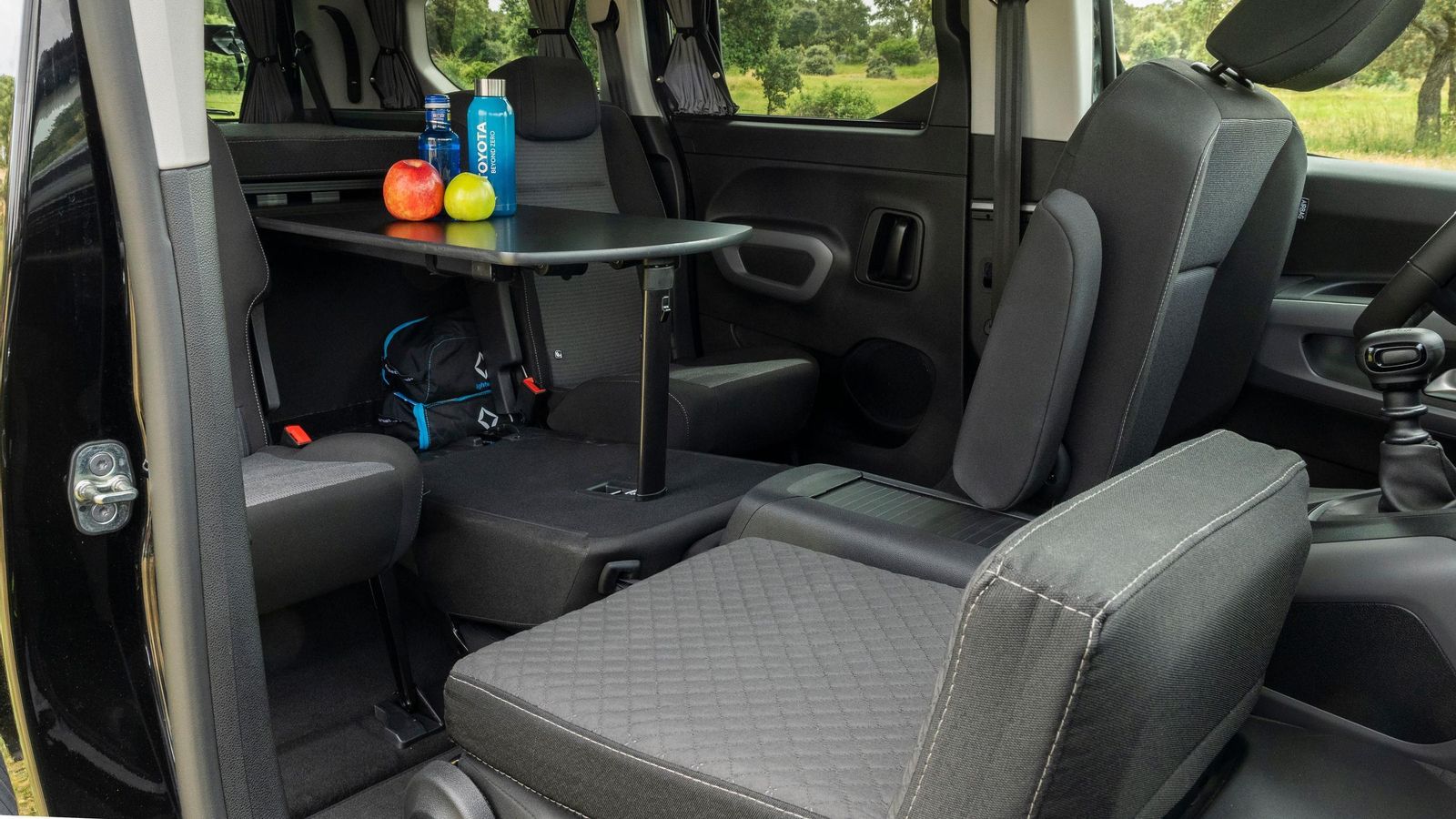 Curioso el recurso del City, en el que el asiento del acompañante se transforma para permitir aprovechar el interior como si de un salón se tratase.