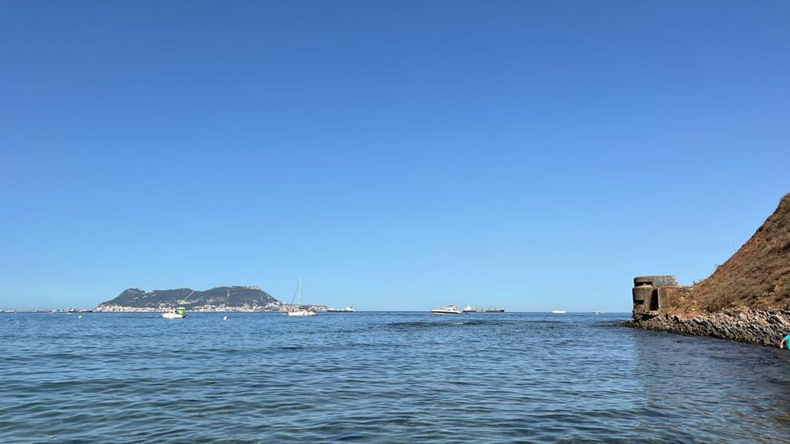 Búnker de Getares con Gibraltar al fondo.