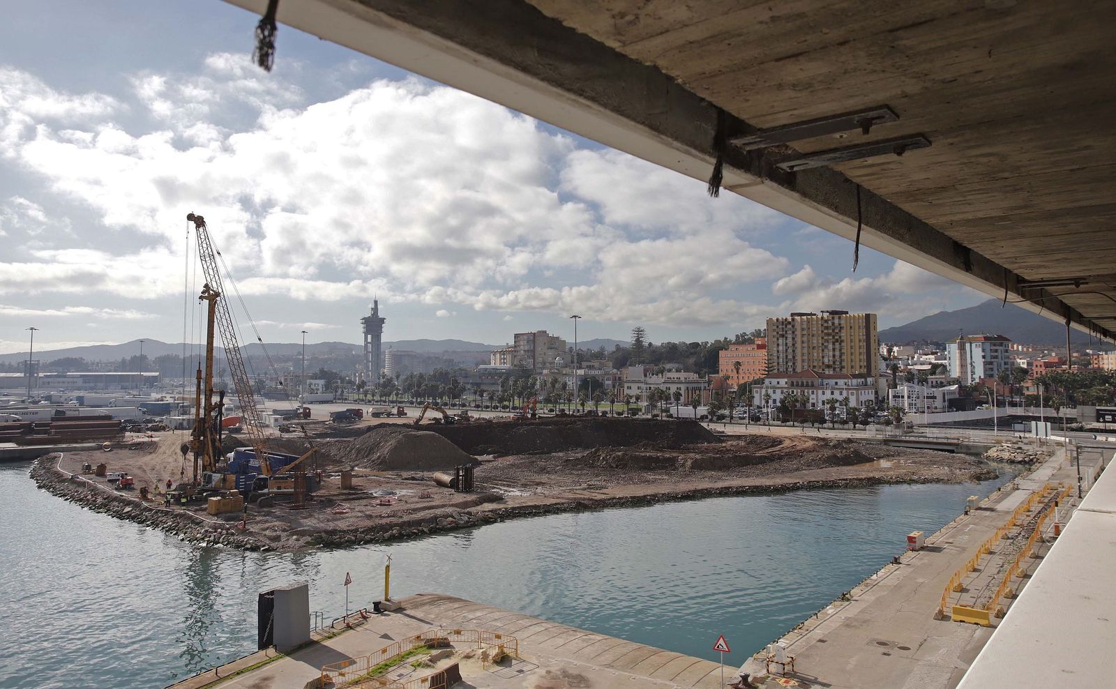 Las obras para la conexión de los muelles de Galera e Isla Verde, este lunes.
