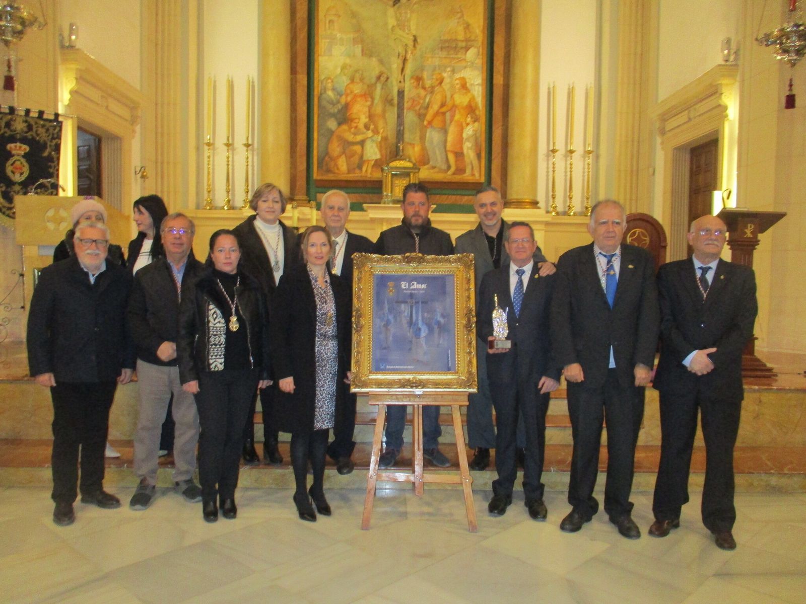 El autor del cartel, con la Junta Directiva de la Cofradía.