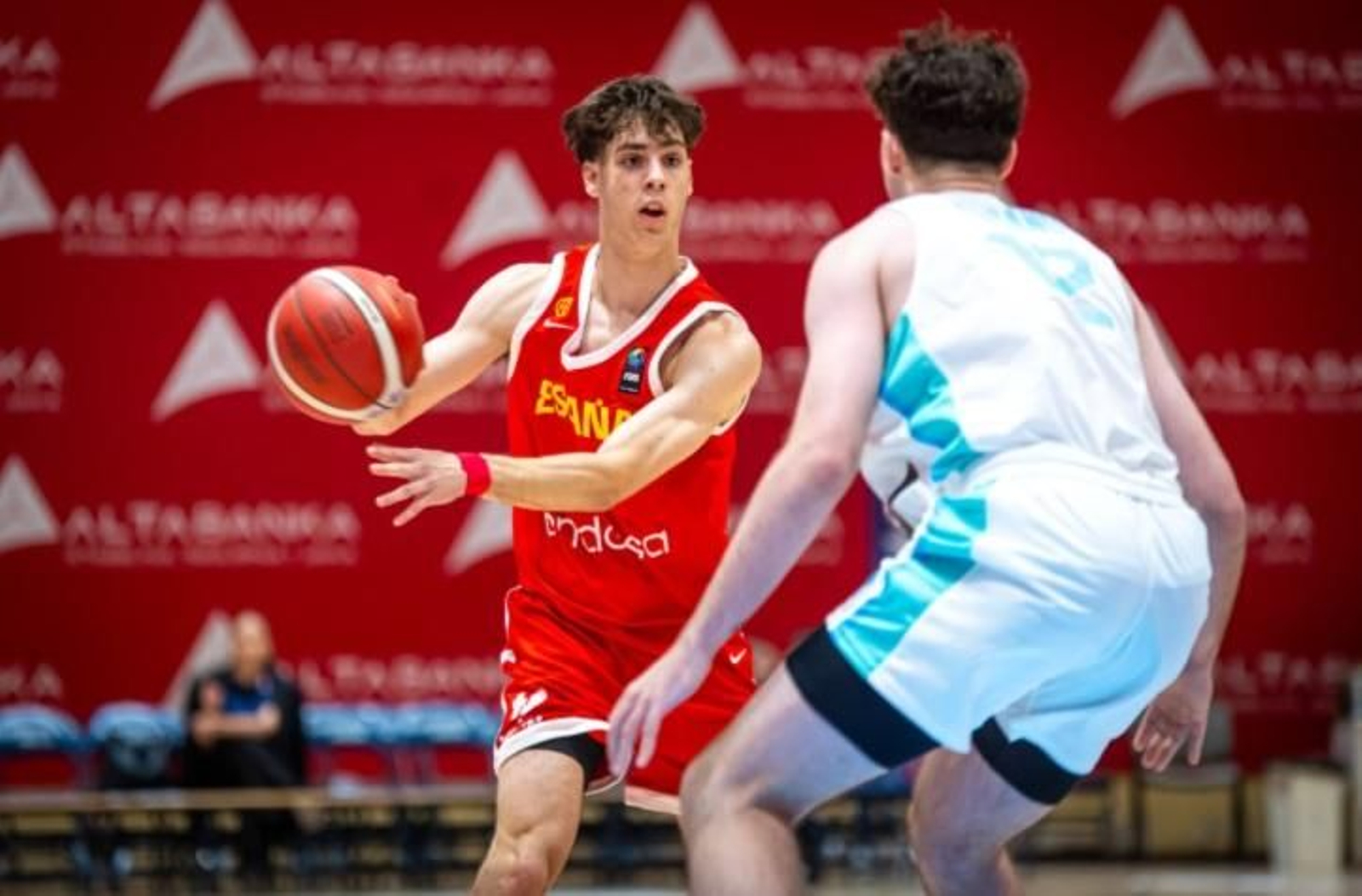 España sub 18 arrasa a Eslovenia (69-97) con Del Pino de líder