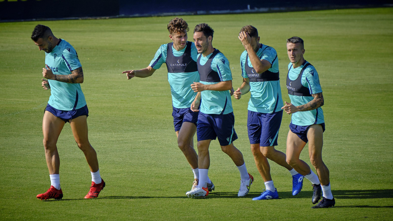 Varios jugadores hacen carrera continua en un entrenamiento.
