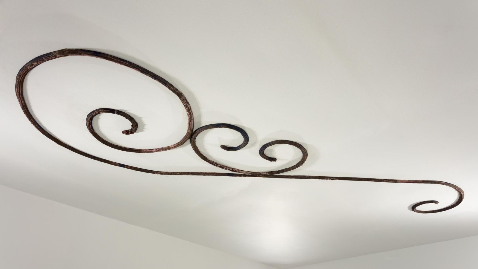 Álvaro Albadalejo presenta una divertida voluta que parece escapada de un viejo taller de herrería.