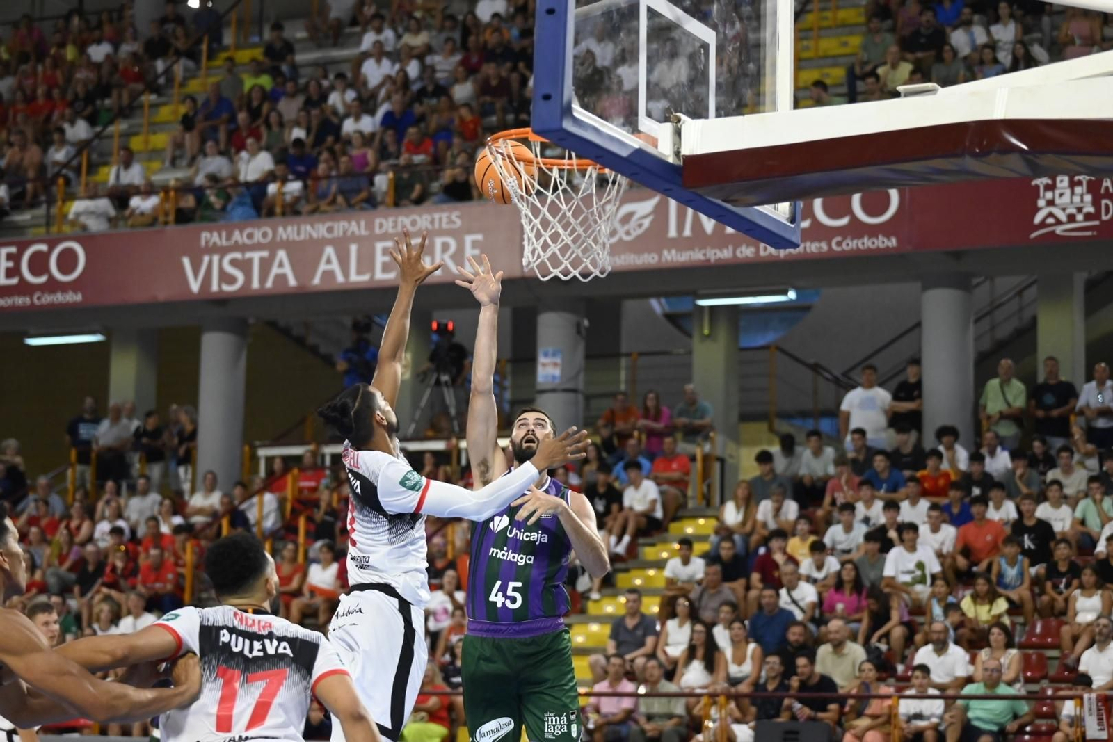 Las mejores fotos del ambiente en Vista Alegre para el Covirán Granada - Unicaja Málaga