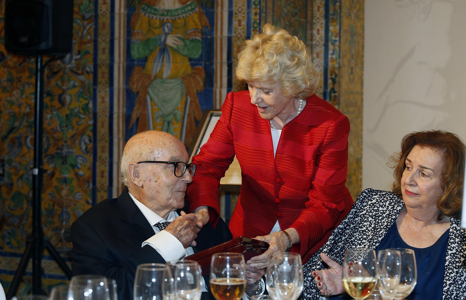 La entrega del VIl Premio Manuel Clavero a Soledad Becerril, en imágenes