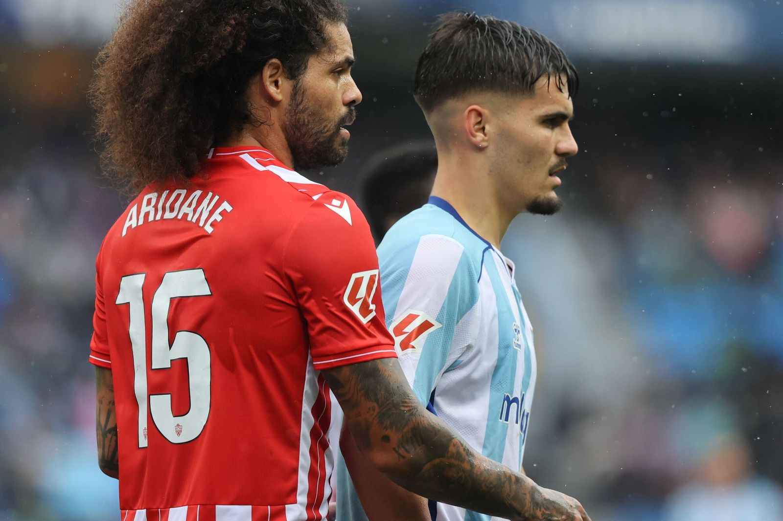 Aridane marca al malaguista Chupe durante una acción del encuentro frente a los blanquiazules.