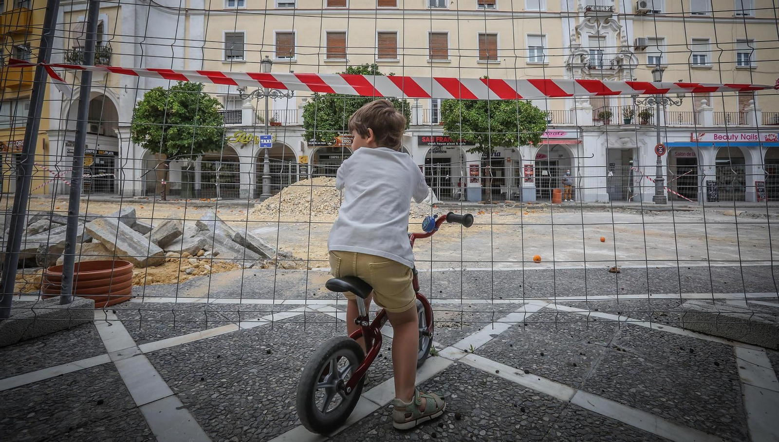Un niño observa la obra del centro, en plaza Esteve.