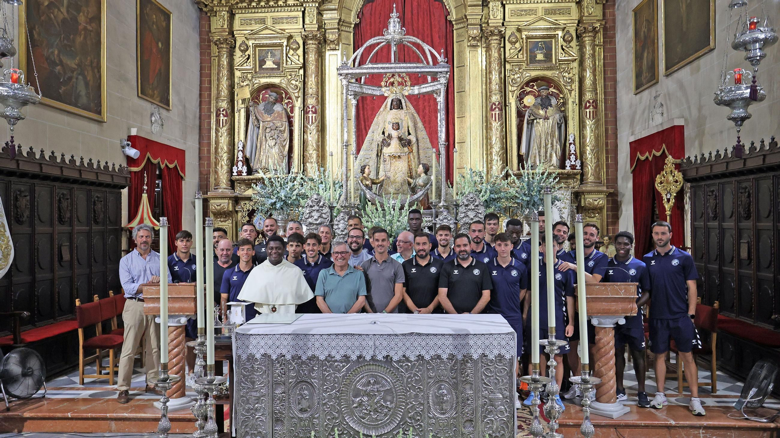 La plantilla del Xerez DFC se ha encomendado a la patrona jerezana.