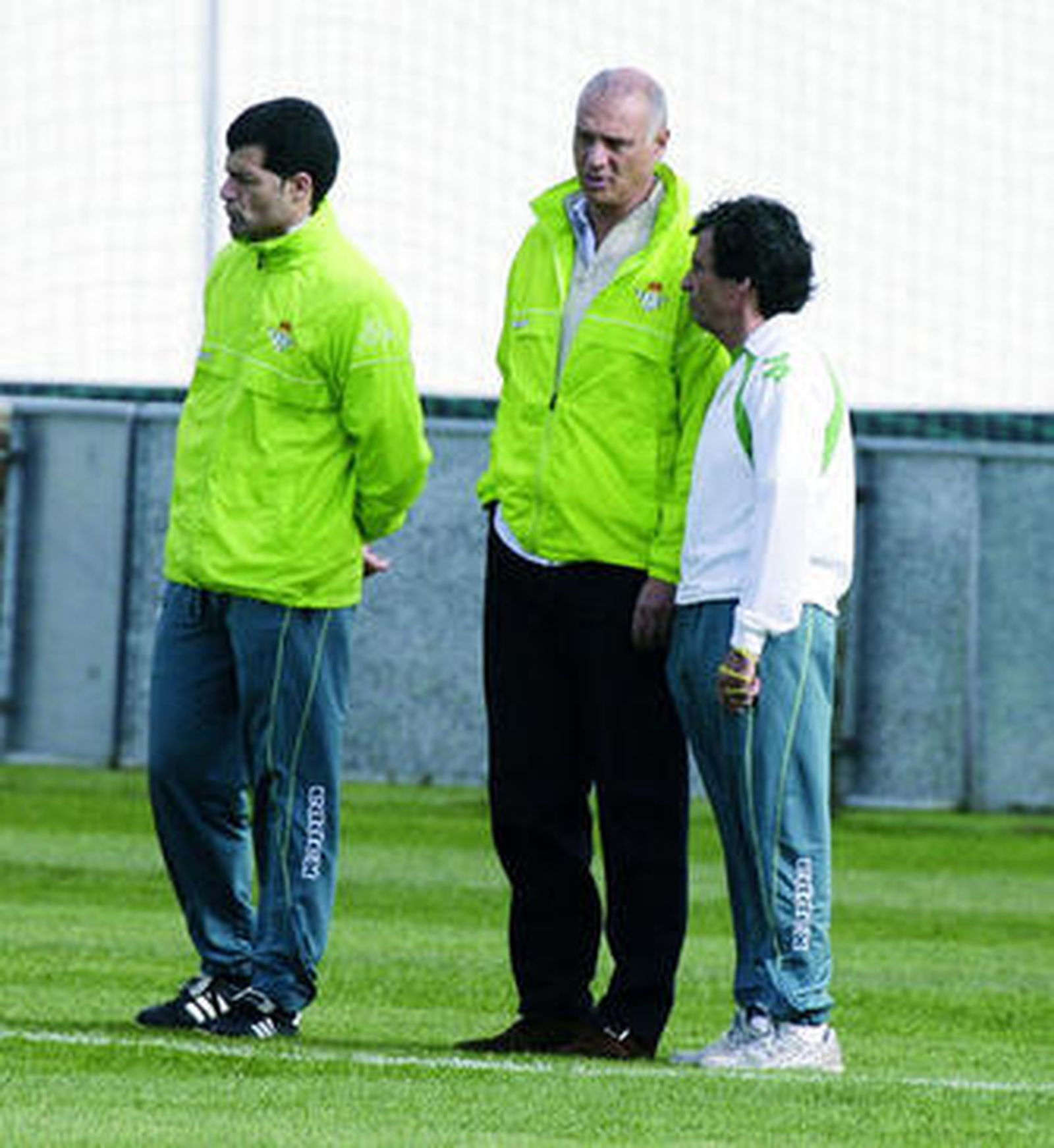 Paco Chaparro dialoga con Tomás Calero, en presencia del segundo entrenador, Mariano Suárez.
