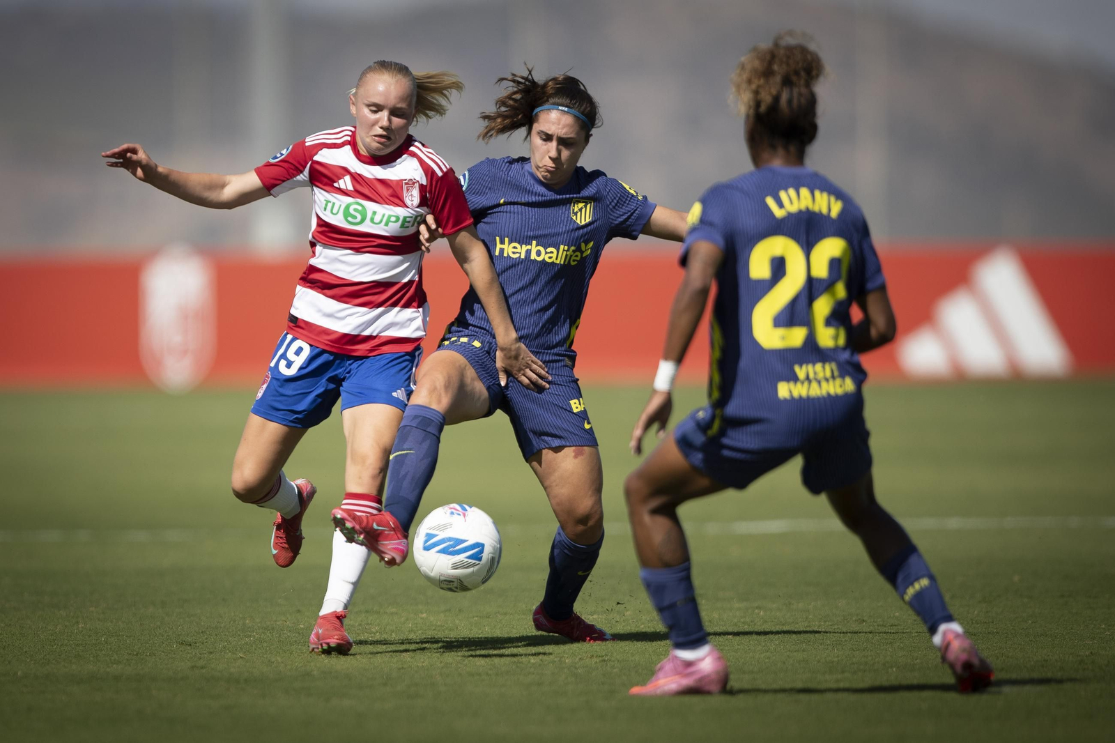 Solvoll compite con Alexia por el balón