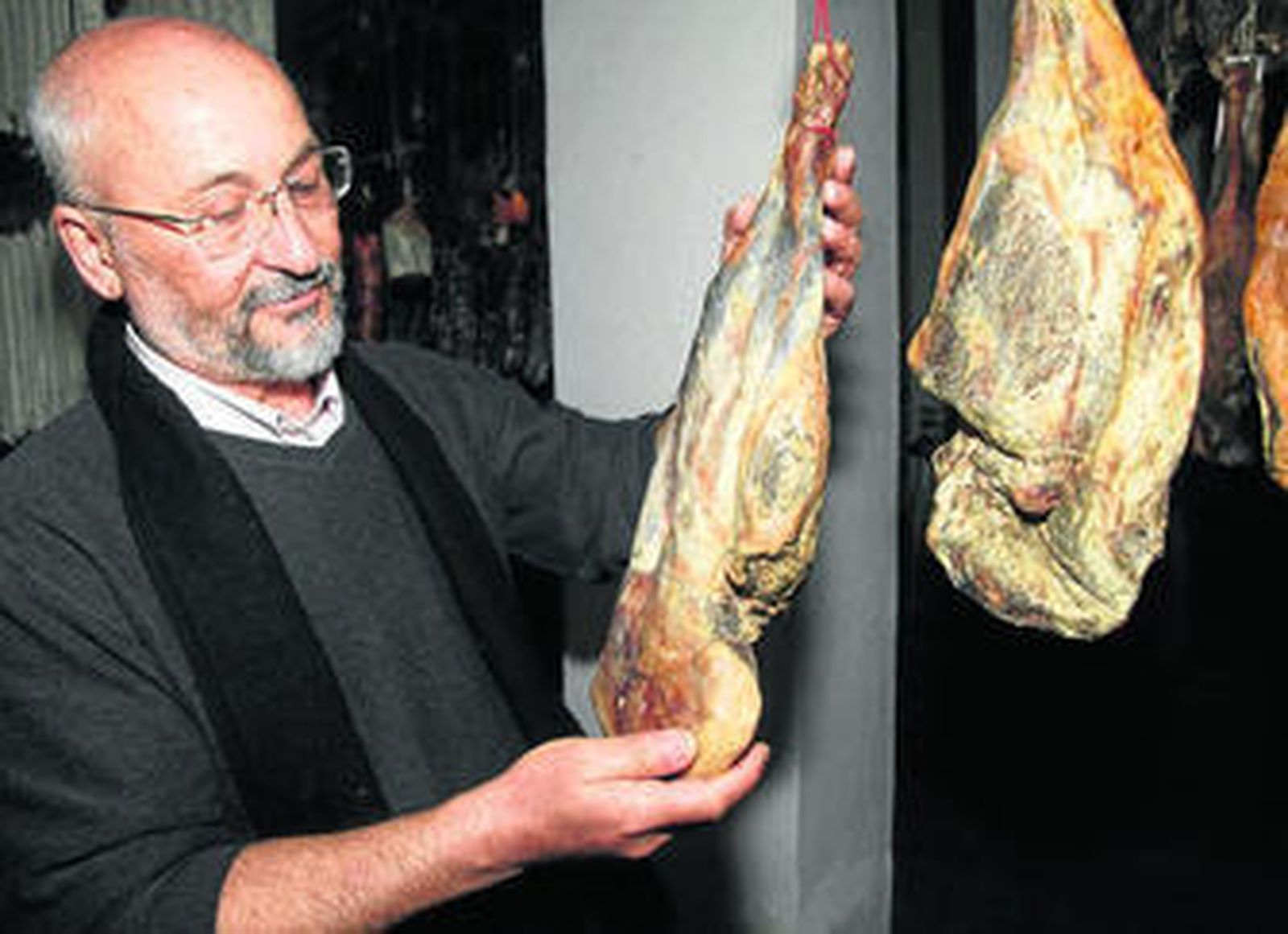 Faisal M'rad Dali muestra un jamón de cordero.