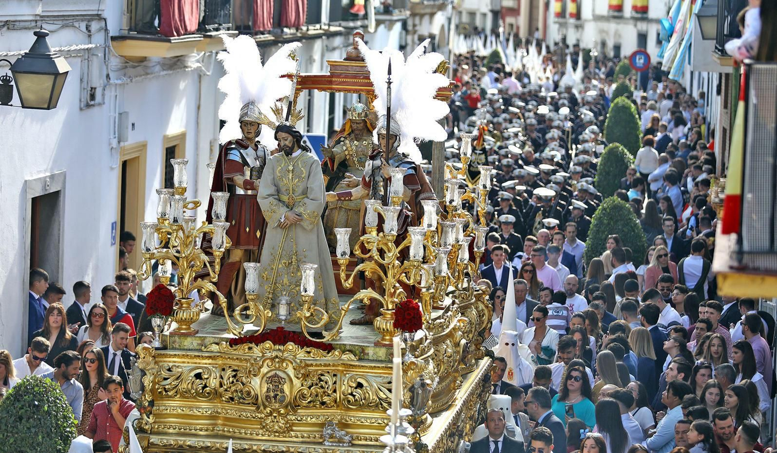 Jesús del Consuelo, en la calle Merced, bajo un cielo que mezclaba nubles y claros.