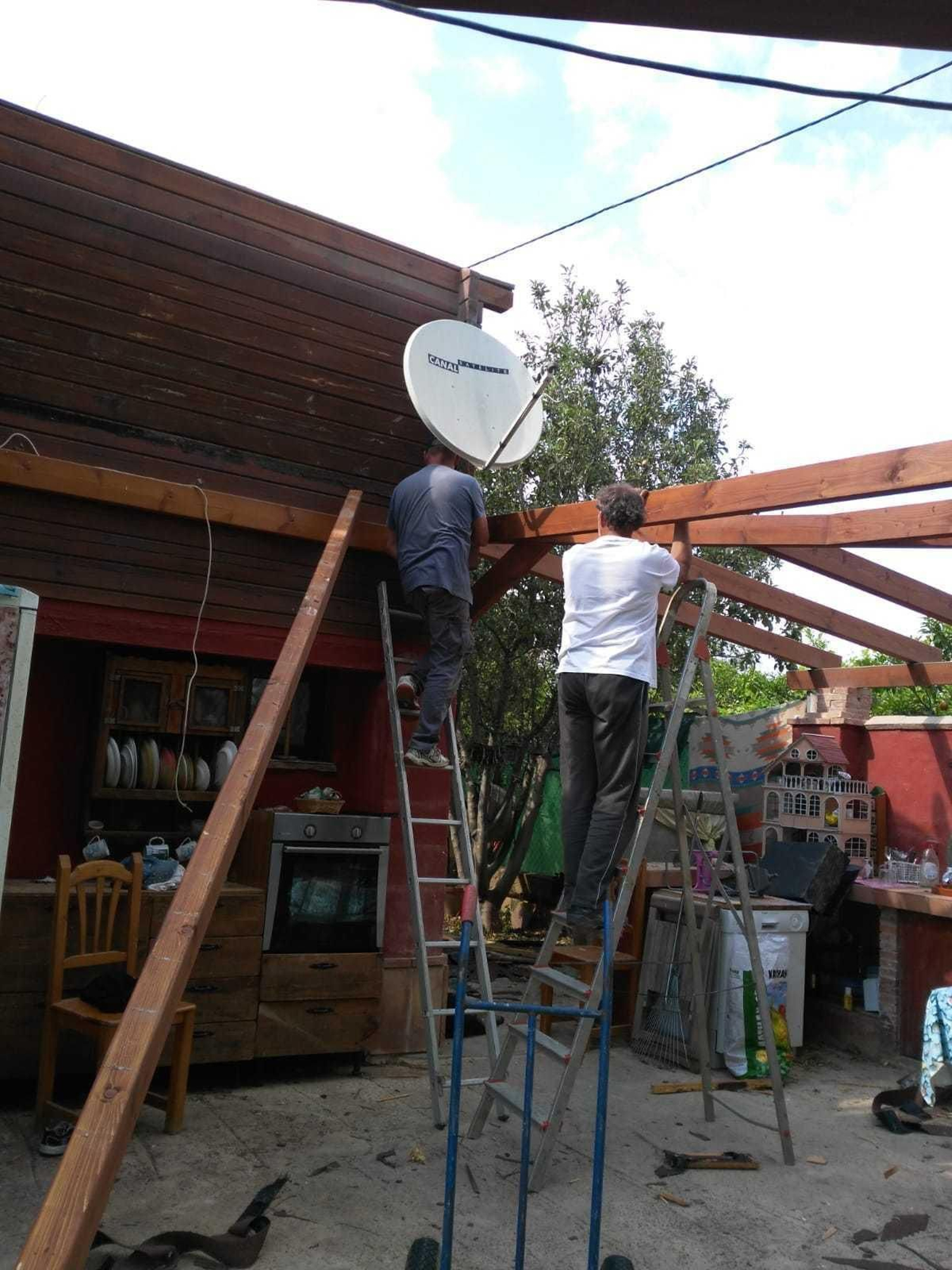 Trabajos de desmontaje de la casa de madera, ayer.