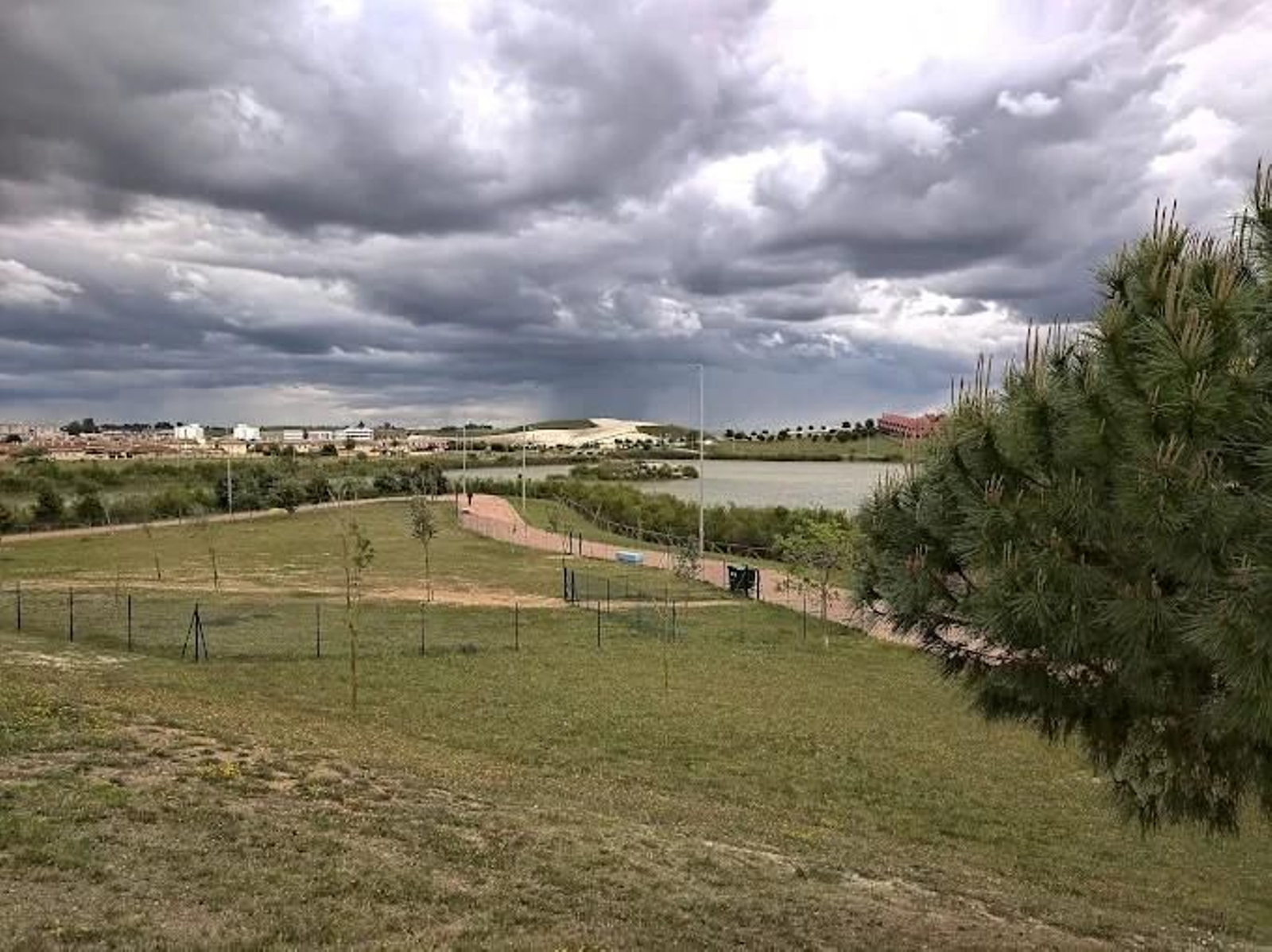 Parque canino Lago de Torrox. Dirección: Calle Irlanda