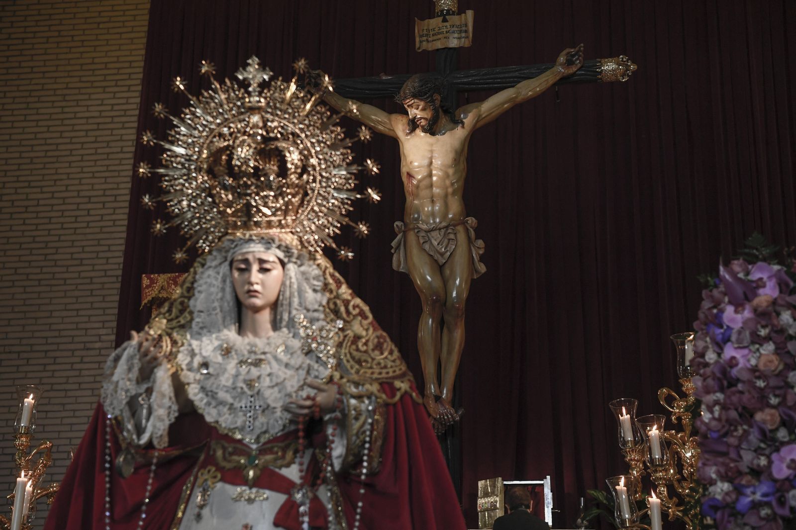 Las imágenes de la veneración de la hermandad de la Lanzada en el Zaidín