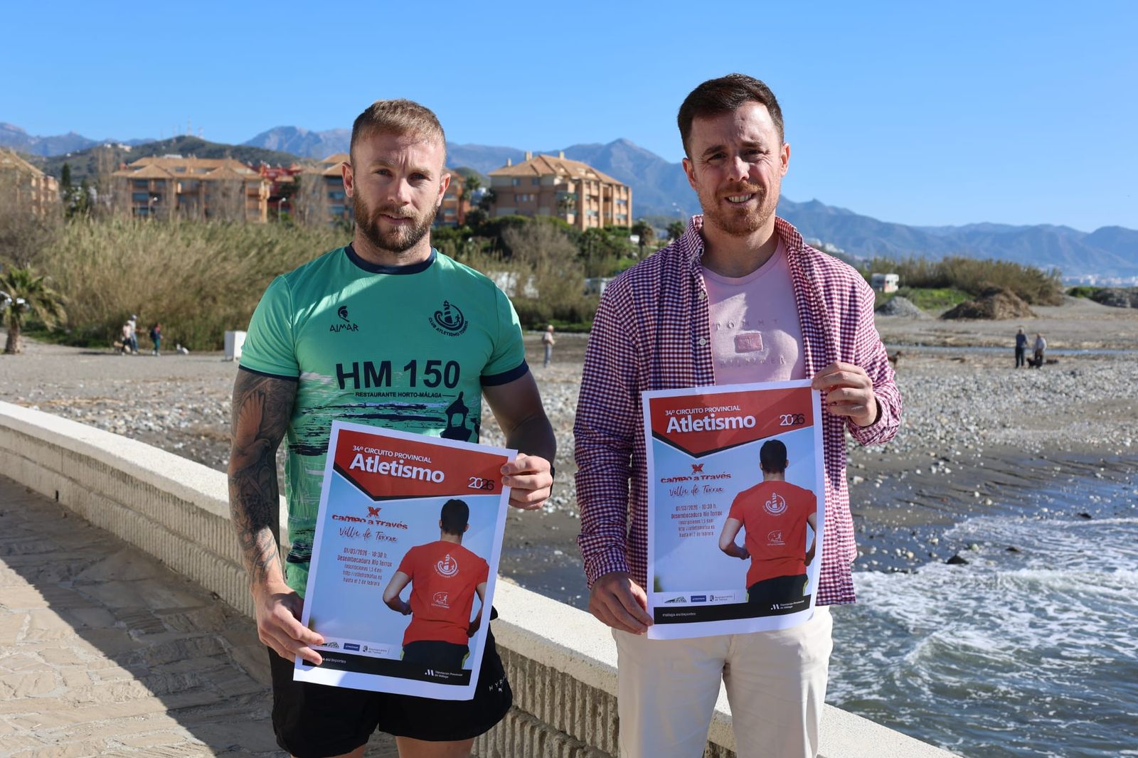 El presidente del Club Atletismo Torrox, Harry Coe, junto al concejal de Deportes, José Manuel Fernández