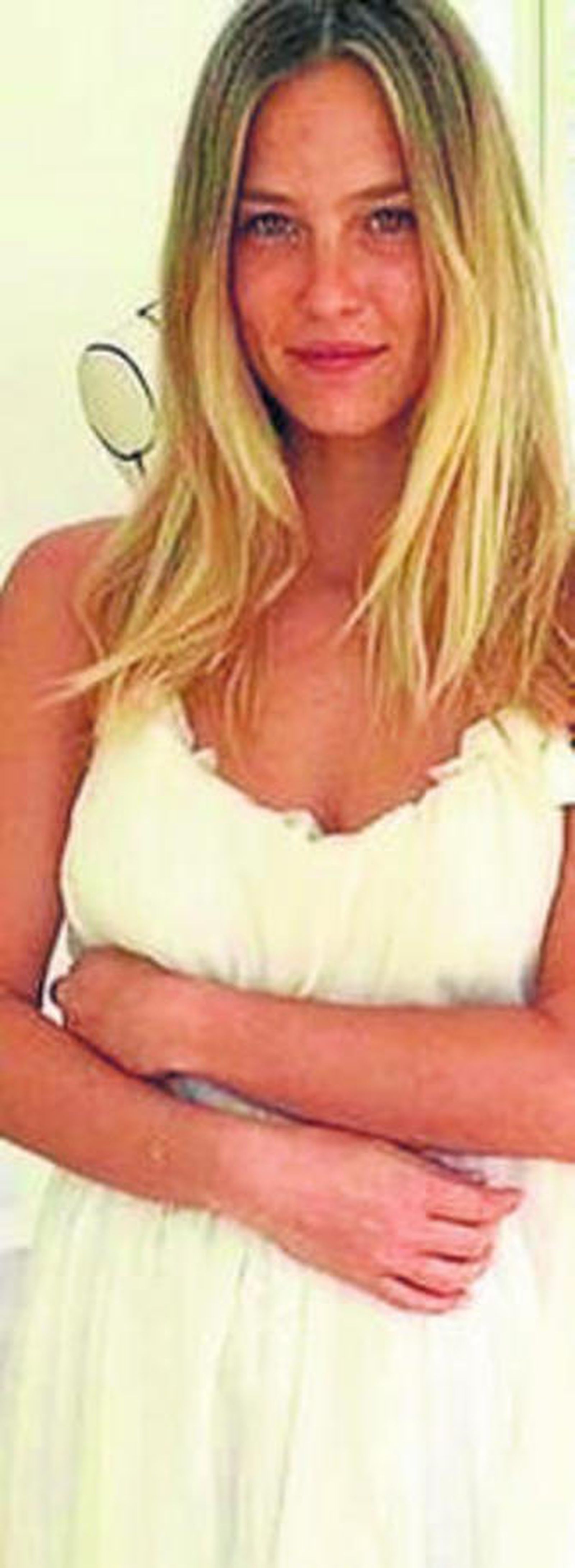 Bar Refaeli muestra el vestido a tres semanas de su boda