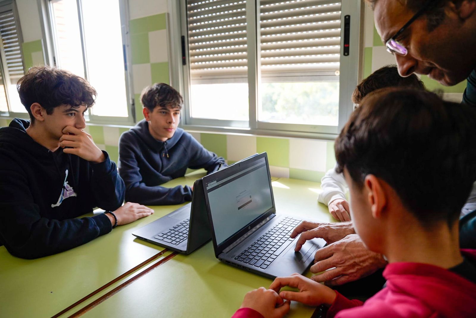 Las imágenes de la Ciberliga de la Guardia Civil en el IES Albaida