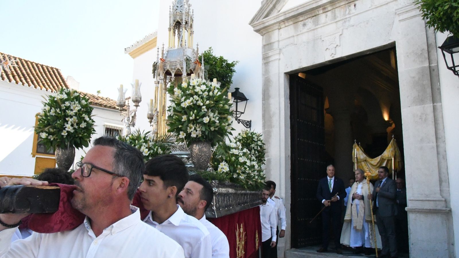 Salida de la Custodia de la parroquia Santa María Coronada.