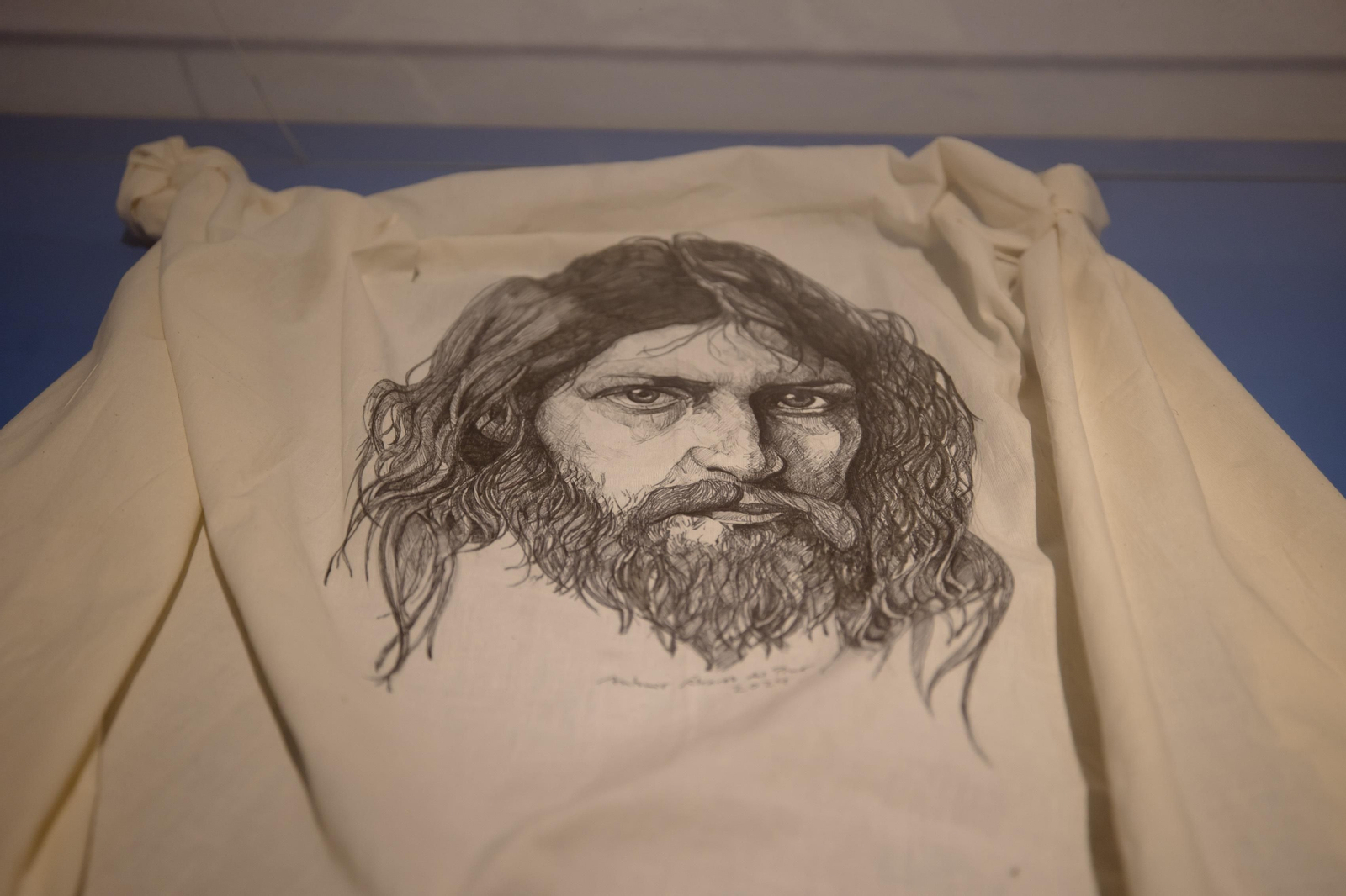 Imágenes de la exposición "Estrenos Semana Santa 2024" en la sede de la Fundación Cajasol