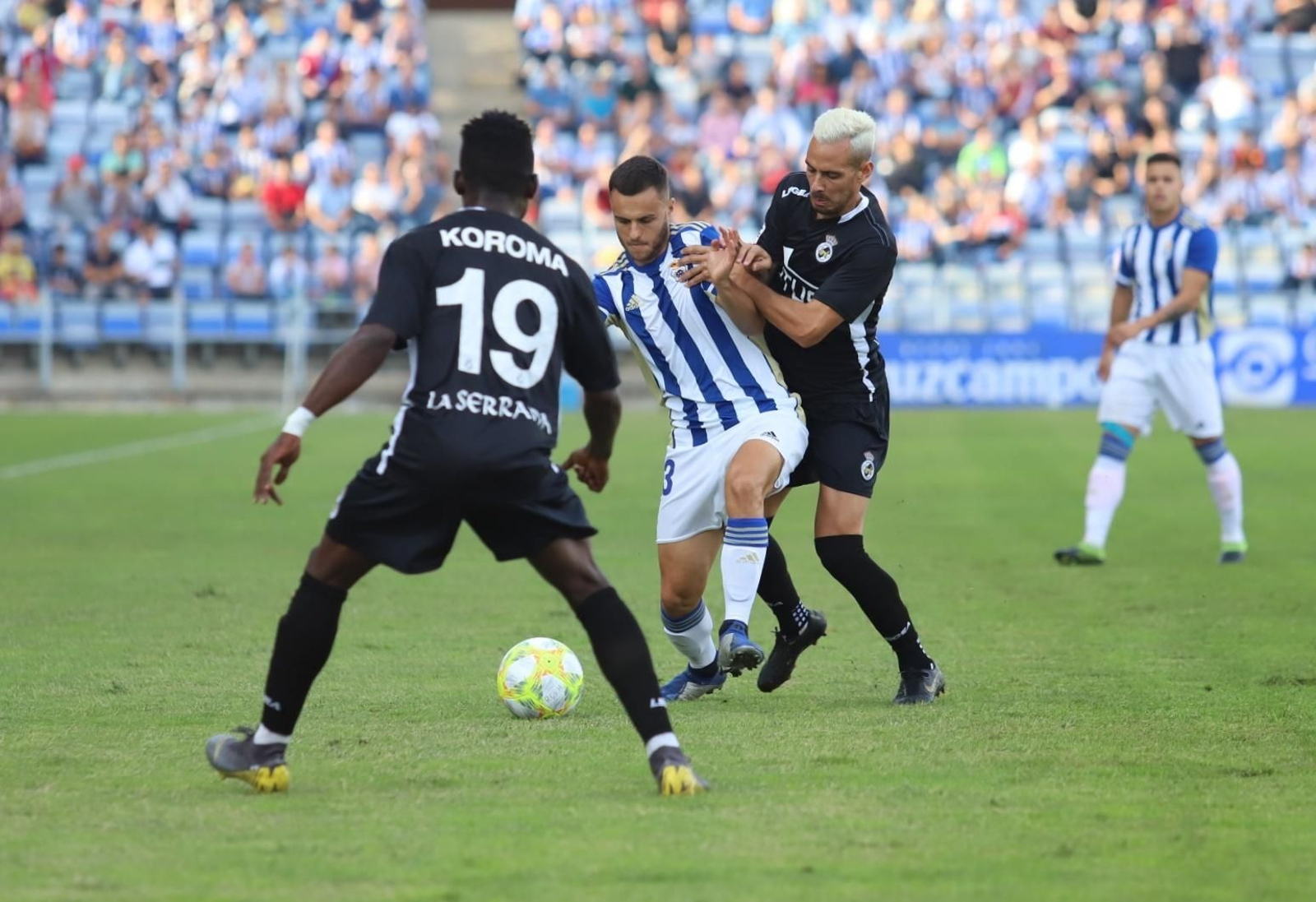 Gerard protege el cuero ante el onubense Manu Molina.