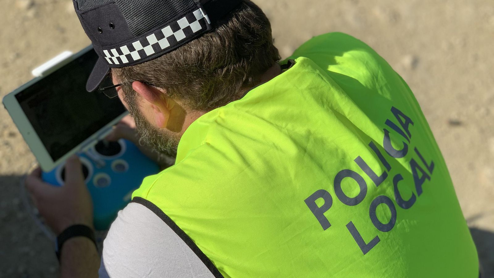 Un agente realiza unas comprobaciones en su máquina.