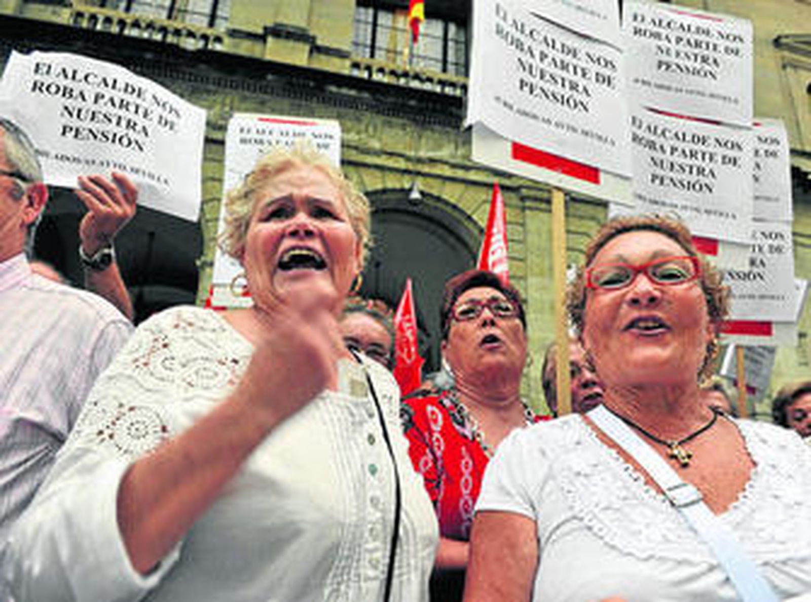 Manifestación de jubilados del Ayuntamiento, el pasado mes de septiembre en la Plaza Nueva.