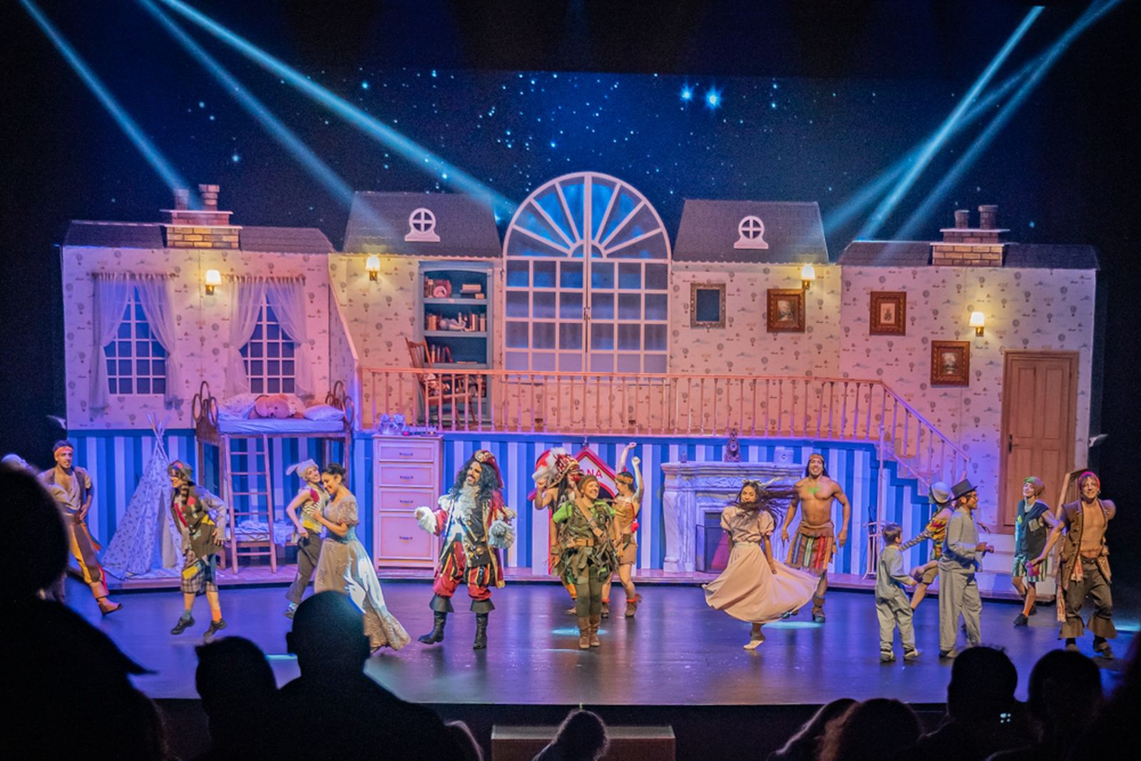 El público despidió en cada función al elenco con grandes aplausos y puesto en pie.