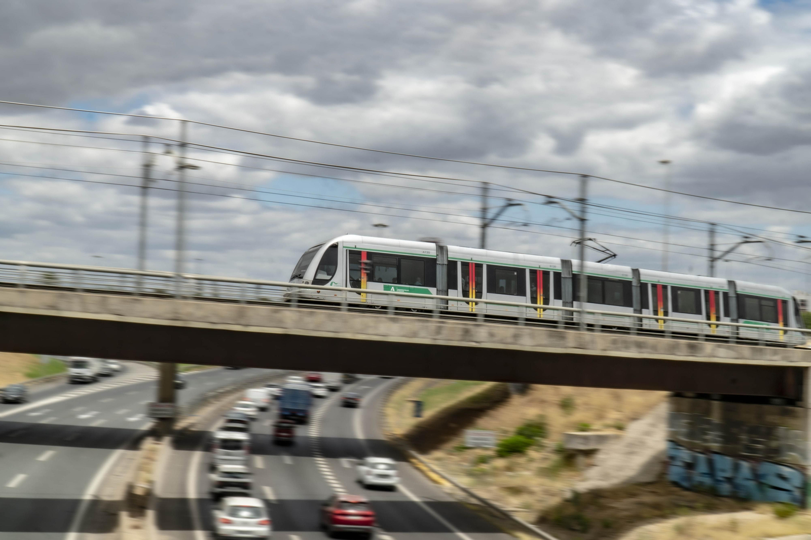 Un vehículo de la línea 1 del Metro de Sevilla por el viaducto del Aljarafe.