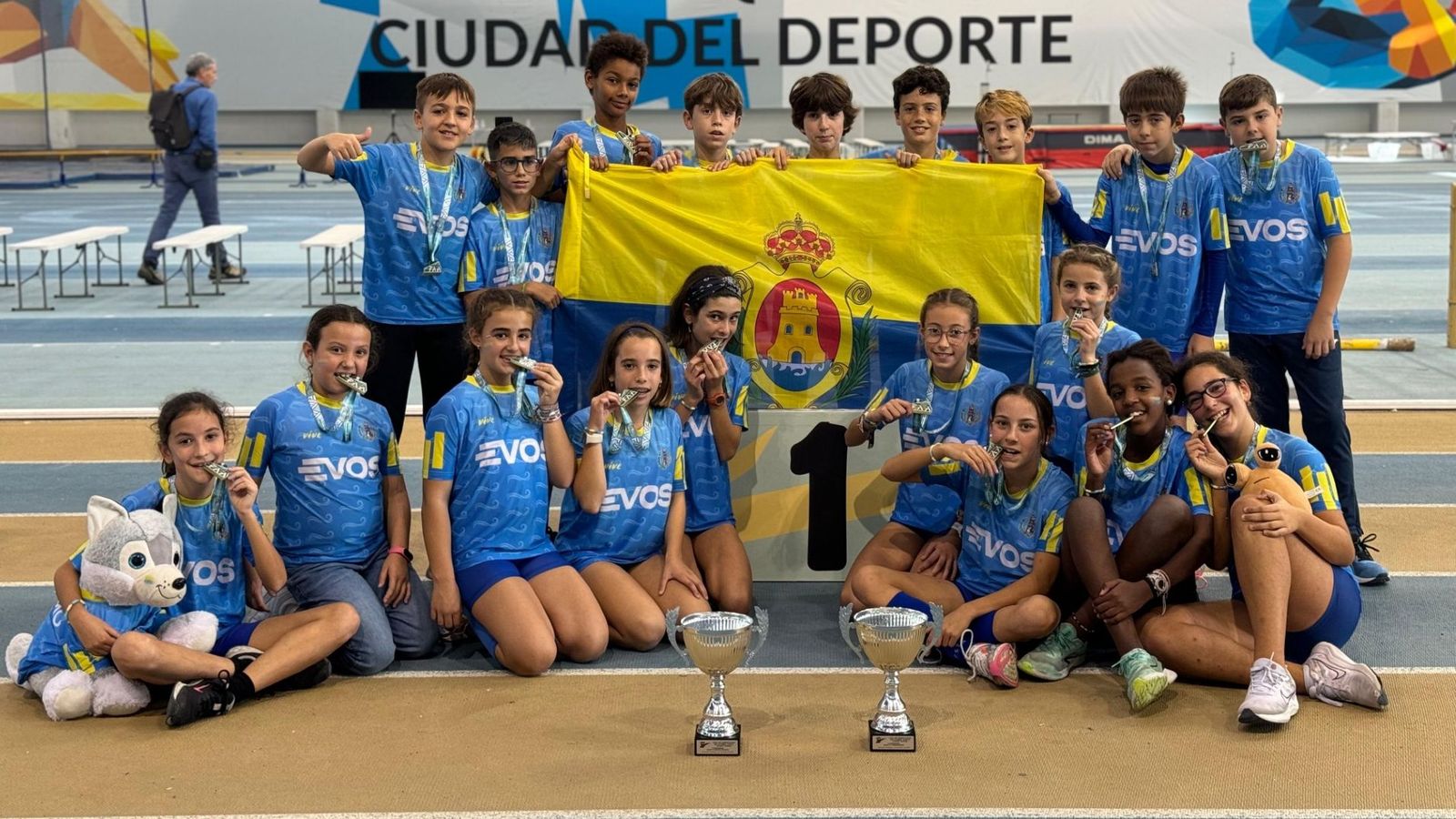 Los equipos masculino y femenino del Promoción Algeciras, con sus medallas